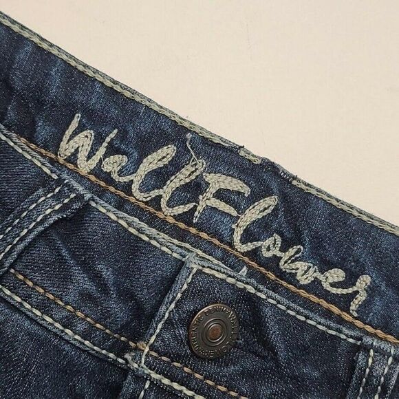 WallFlower Cuffed Denim Shorts Women's Medium Wash - Picture 3 of 8